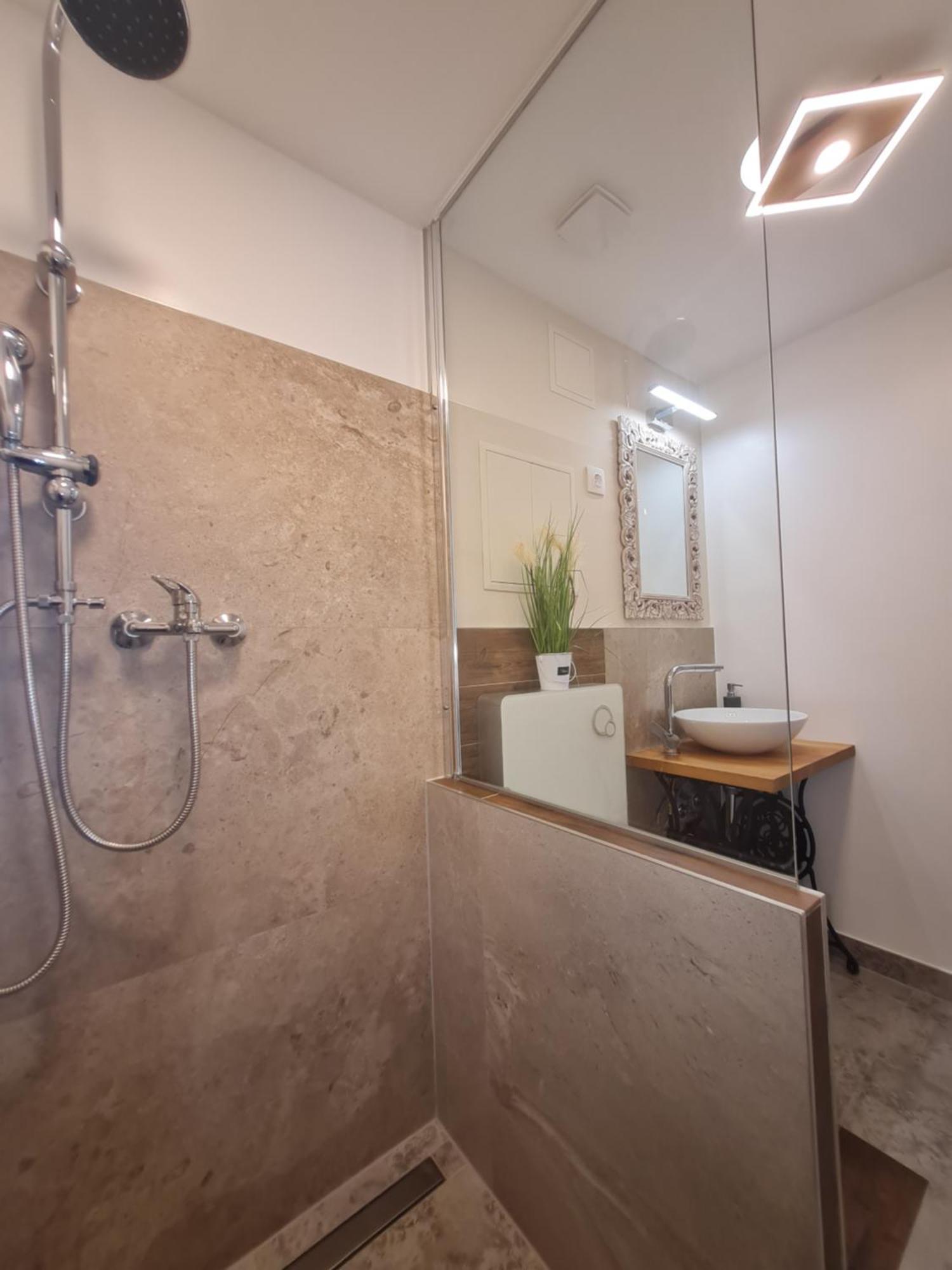 Csever Apartman Tata Exteriér fotografie