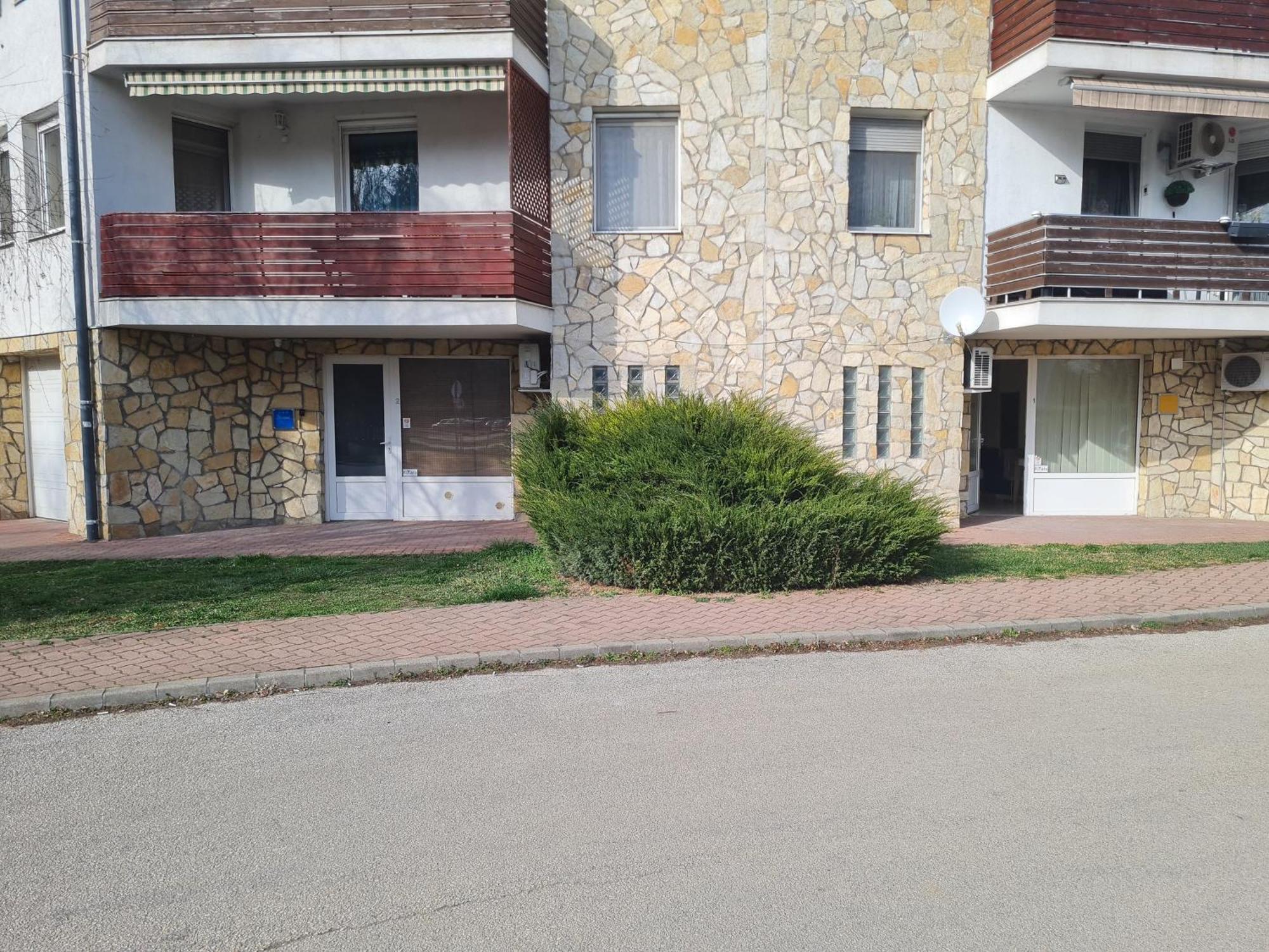 Csever Apartman Tata Exteriér fotografie