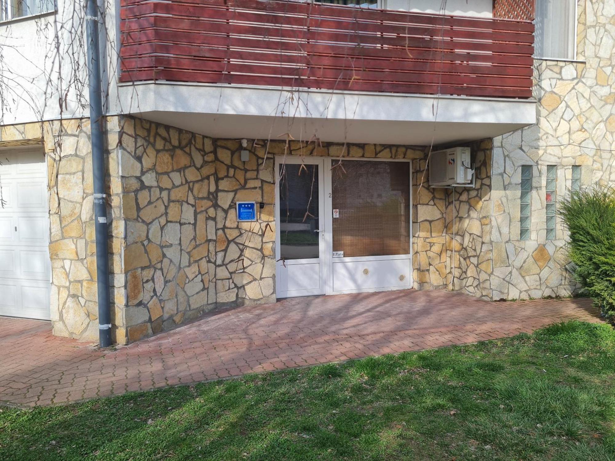 Csever Apartman Tata Exteriér fotografie